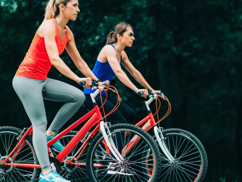 Đạp xe là một hoạt động thể chất lý tưởng cho những người mắc bệnh thoát vị đĩa đệm