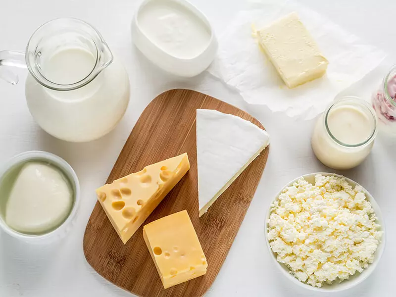 Sữa và các sản phẩm từ sữa như sữa chua hay sữa tươi cung cấp canxi và protein, quan trọng cho sức khỏe xương và cơ bắp.