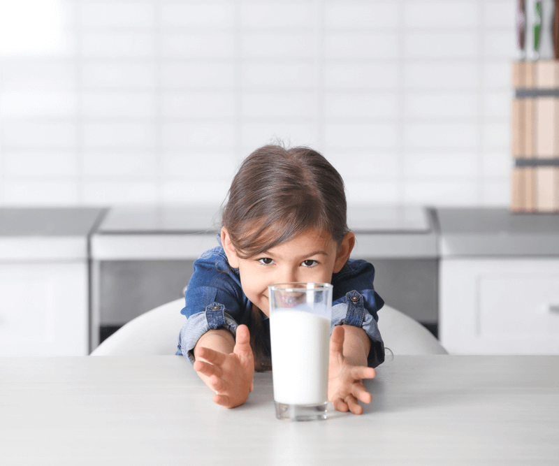 Hướng dẫn chọn sữa tươi phù hợp độ tuổi, thể trạng của trẻ