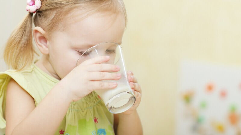 Hướng dẫn chọn sữa tươi phù hợp độ tuổi, thể trạng của trẻ