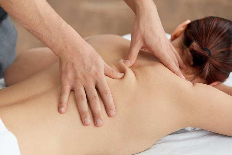 Cách massage lưng làm dịu cơn đau nhức cho mẹ sau sinh 