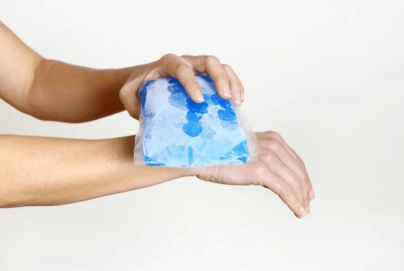 Chườm lạnh giúp cổ tay giảm đau hiệu quả