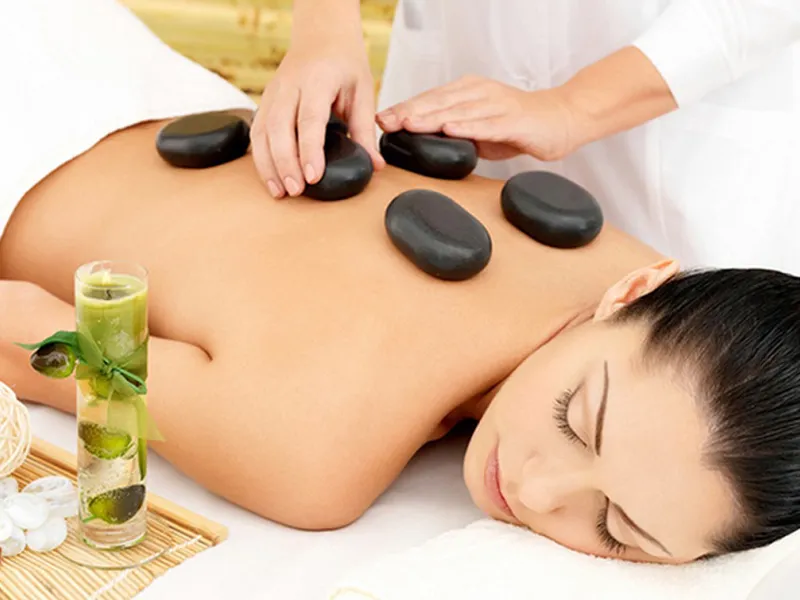 Thực hiện massage làm giảm đi các cảm giác khó chịu từ triệu chứng gai đốt sống cổ.
