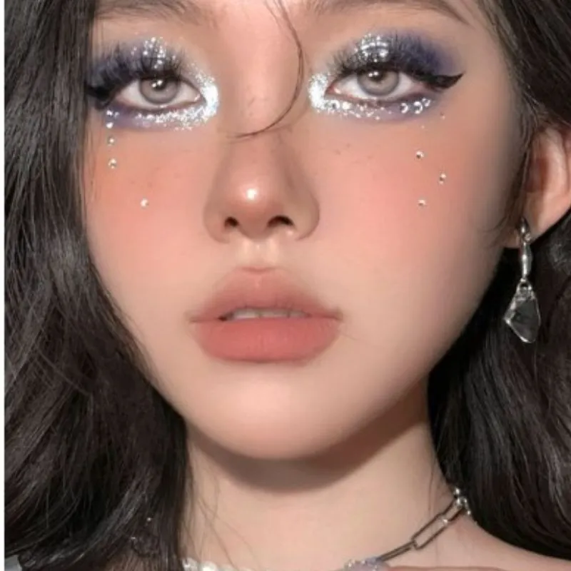 Makeup cá tính với mắt nhũ