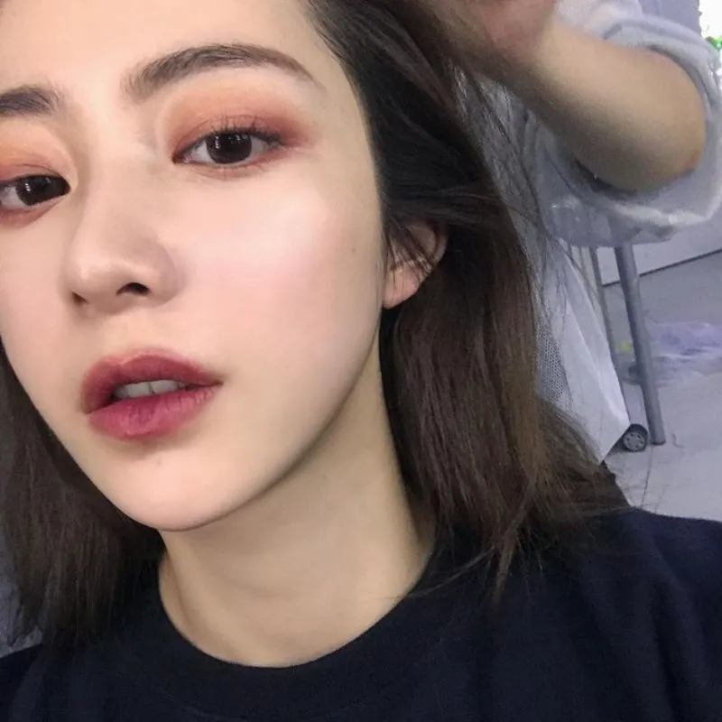 Kiểu makeup kẻ mắt sáng màu