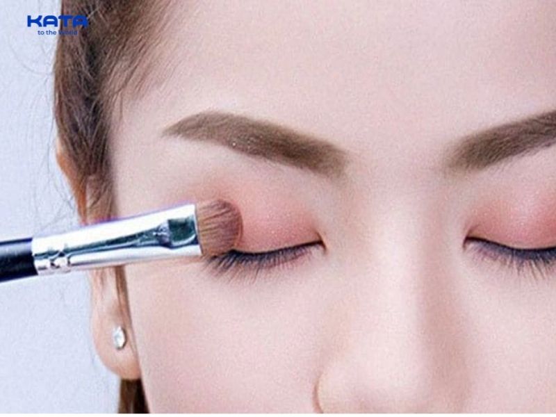 Chọn các gam màu sáng để trang điểm mắt