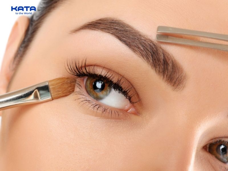Bấm mi và chuốt mascara để tránh làm lem lớp trang điểm