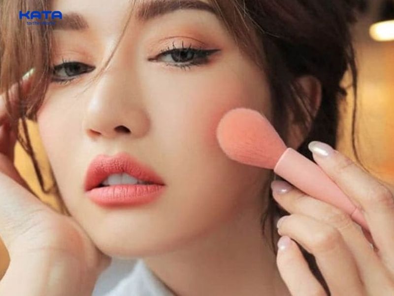Chọn màu má hồng và son môi theo màu bạn vẫn dùng