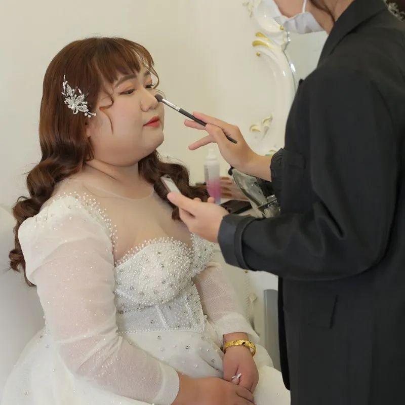 Trang điểm mắt và lông mày cho cô dâu mập