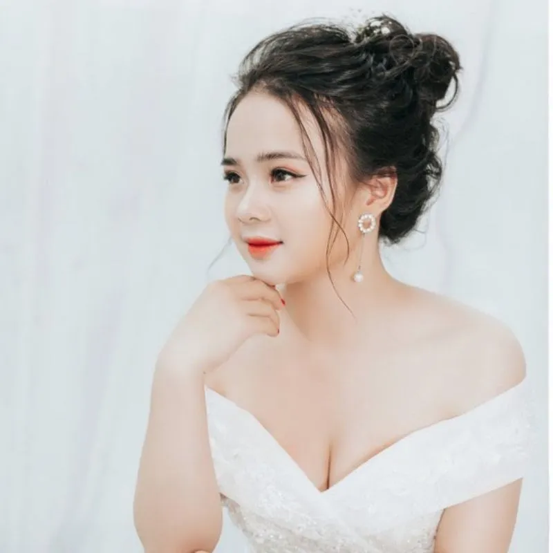 Kiểu tóc búi cao đi kèm trang điểm cô dâu mập