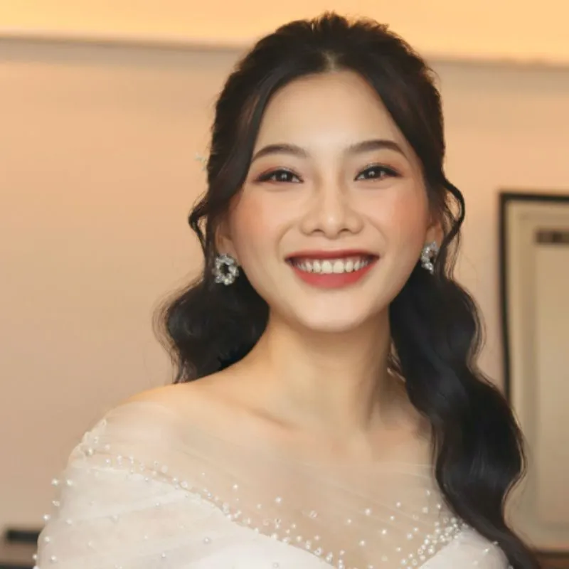 Kiểu tóc buông lơi uốn sóng nhẹ khi trang điểm cô dâu mập