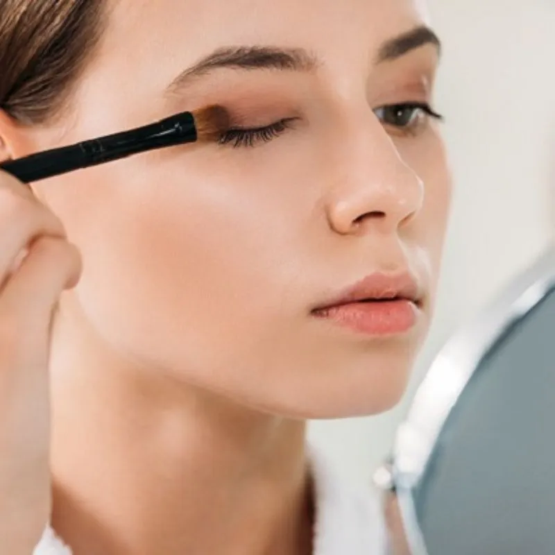 Trang điểm mắt sắc nét
