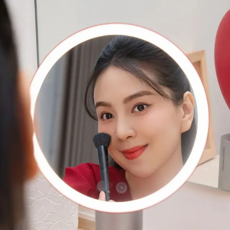 Sử dụng gương trang điểm có đèn led KATA Miro O2