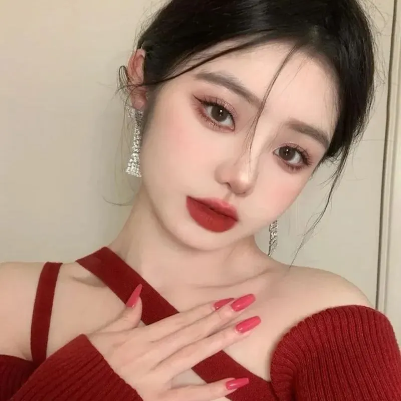 Trang điểm dự tiệc cưới tông son đỏ