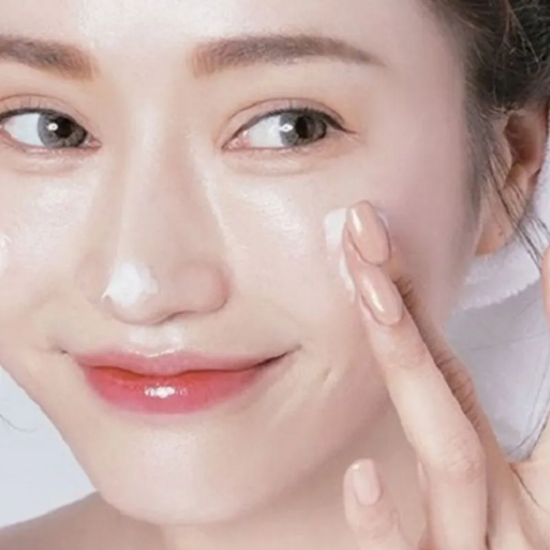 Dưỡng ẩm trước khi makeup 