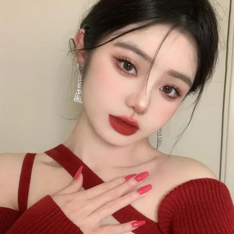 Makeup môi đỏ rượu vang