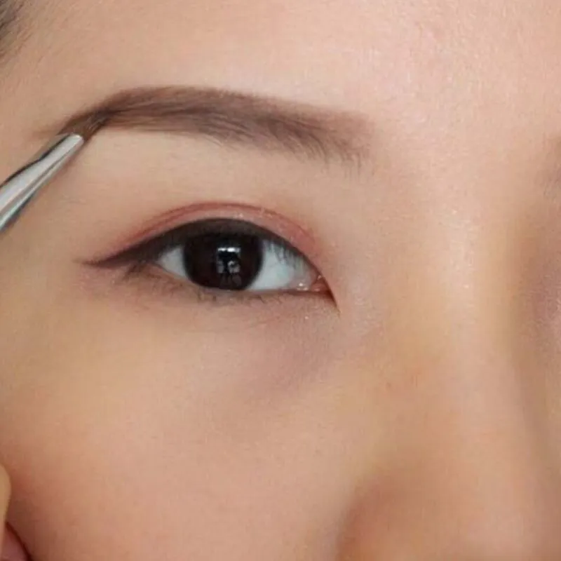Kẻ chân mày tự nhiên, mềm mại