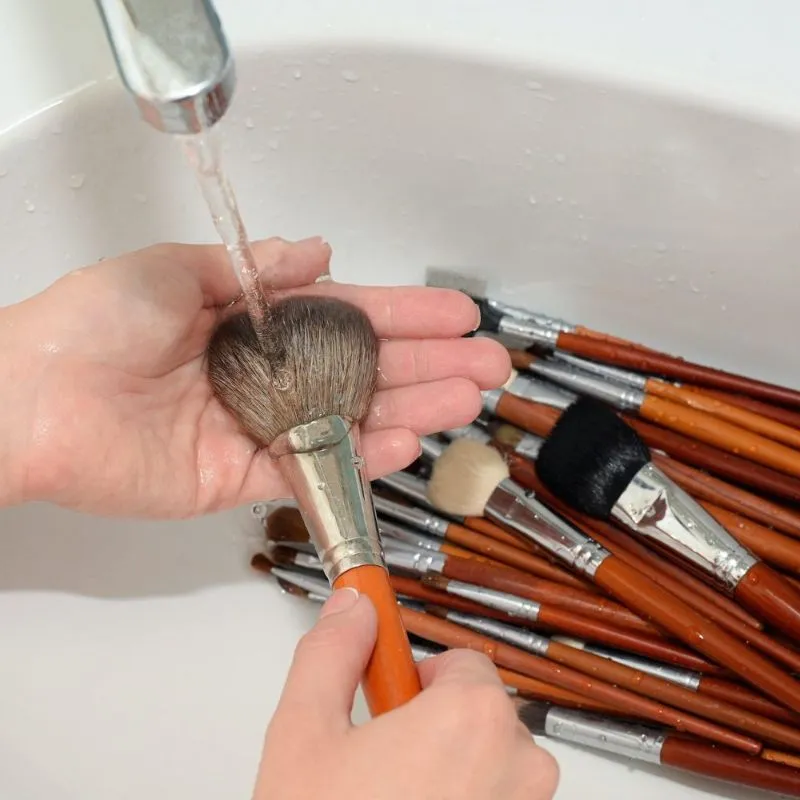 Vệ Sinh Cọ Trang Điểm Bằng Gì Để Đảm Bảo An Toàn Với Làn Da