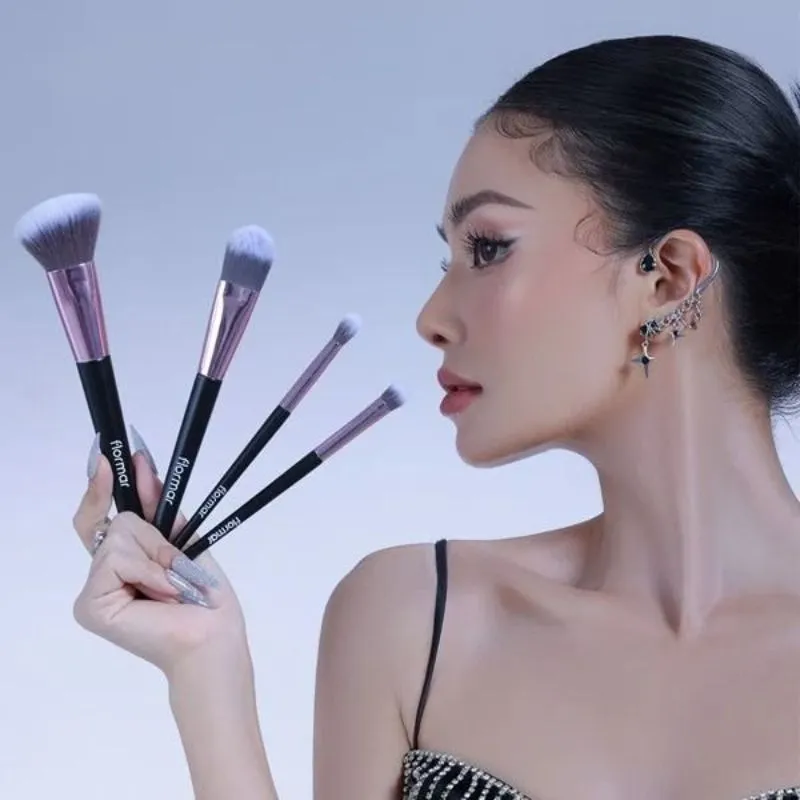 Cần vệ sinh cọ trang điểm thường xuyên