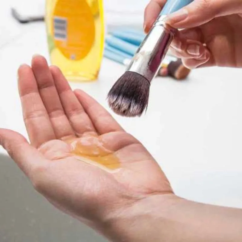 Giặt cọ bằng sữa rửa mặt
