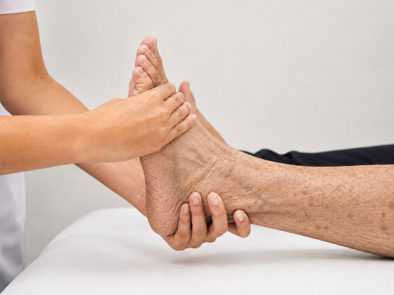 Xoa bóp khớp cổ chân ở người già, người cao tuổi