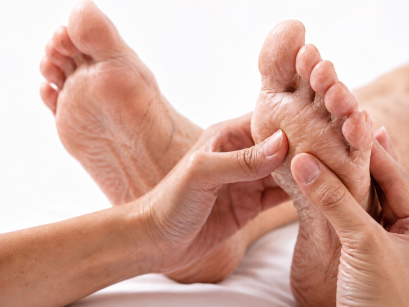 Xoa bóp lòng bàn chân cho người cao tuổi